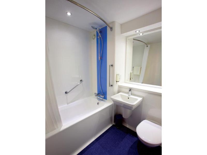 Travelodge London Feltham Exterior foto
